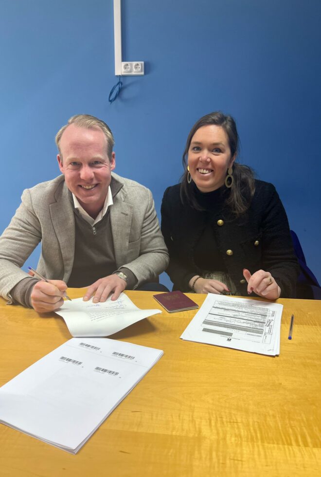 Gé Hoeijmakers & Lindy Hendriks tekenen akte bij notaris in Spanje