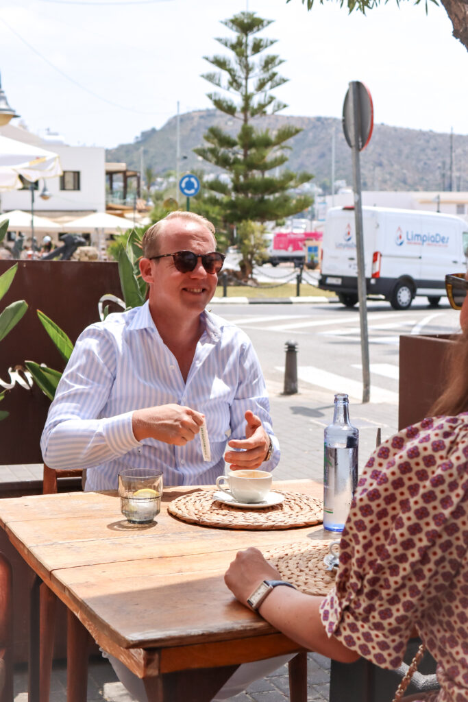 Ge Hoeijmakers makelaar Costa Blanca op het terras Casa Oller Moraira